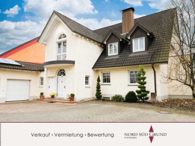 2-Familien Architekten-Wohnhaus. Ca. 339 m² Wohnfläche. Doppelgarage.
