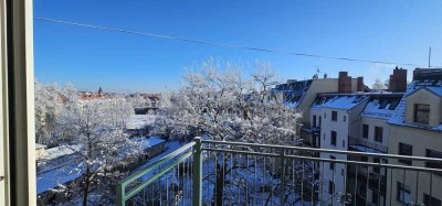 Dachgeschosswohnung mit Aufzug, Einbauküche und Balkon