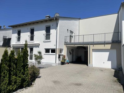 Neuwertiges Einfamilienhaus in Kettenhausbauweise in Regenstauf
