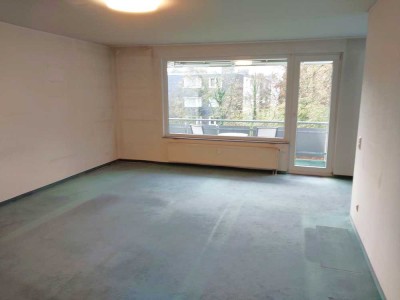 Geräumige 3,5-Zimmer-Eigentumswohnung (96 m²) mit Balkon, Aufzug und 2 Stellplätzen.