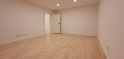 Stilvolle 2-Zimmer-Penthouse-Wohnung mit gehobener Innenausstattung mit EBK in Eschborn