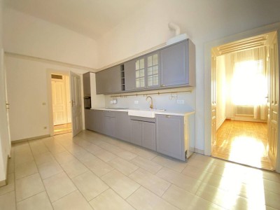 LICHTDURCHFLUTETE ALTBAUWOHNUNG - 6 ZIMMER