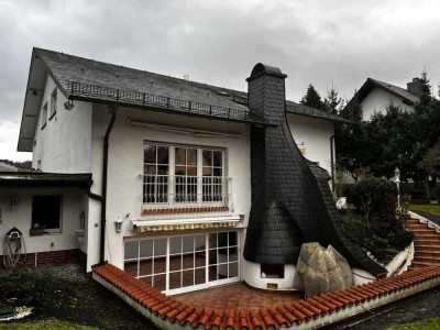 Charmantes Einfamilienhaus mit Hallenbad in Rodenbach-Oberrodenbach