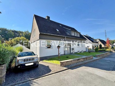 Wohnen & Investieren im Grünen – charmantes Dreifamilienhaus mit großem Garten und drei Garagen