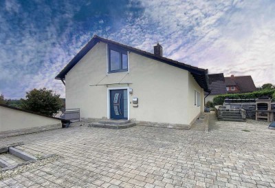 Attraktives Einfamilienhaus mit kernsanierter Einliegerwohnung inkl. großer Garage und Pool