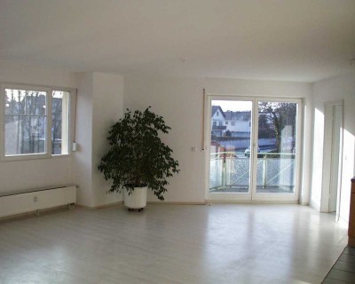 Moderne, großzügige 2-Zi.-Wohnung mit EBK, TG-Platz und Balkon in zentraler Lage für Kapitalanleger