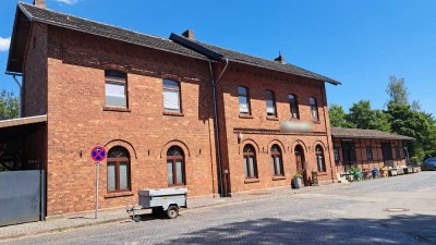 Traumhaftes Zweifamilienhaus mit nostalgischem Charme – Ehemaliger Bahnhof in idyllischer Lage