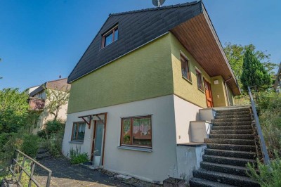 Freistehendes EFH mit Einliegerwohnung, Wintergarten, 2 Garagen & Sonnengrundstück in Hanglage