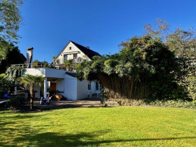 Schöne und vollst. renovierte 2,5-Zimmer-Souterrain-Wohnung mit geh. Innenausstattung mit Balkon
