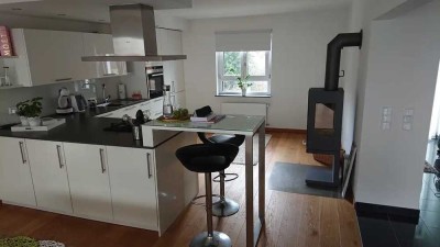 Großzügig geschnittenes Reihenhaus mit hochwertiger Ausstattung, Einbauküche und zwei netten Gärten