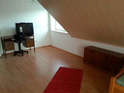 Gepflegtes möbliertes Zimmer in 3 Personen-Wohngemeinschaft in Großmehring
