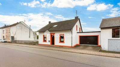 Hier wohnt, wer das Echte schätzt: charmantes EFH mit Einliegerwohnung, großem Garten und Garage