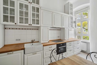 OWNR: Einziehen und Wohlfühlen – Renoviert und mit Küche! Elegantes Altbauflair in Bestlage