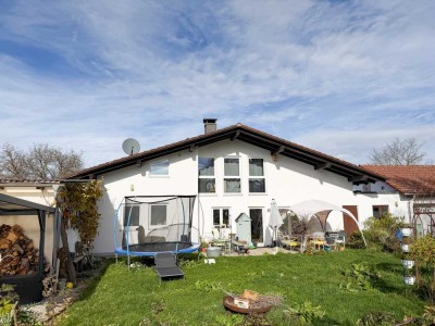 Vielseitiges Wohnhaus mit Garten und Lagerhalle in Windach