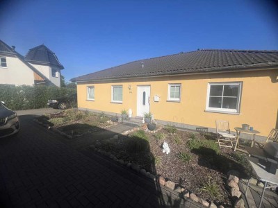 Moderner Bungalow mit Gästehaus, großem Grundstück und freiem Feldblick in Ahrensfelde (Berlin-Rand)