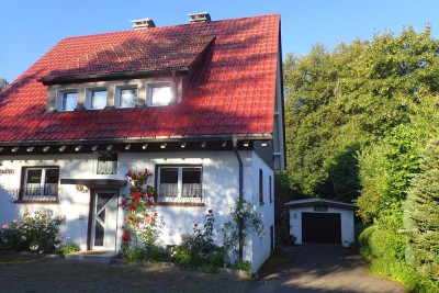 2-Zimmer-Wohnung mit Balkon und Garage in Zweifamilienhaus am Waldrand