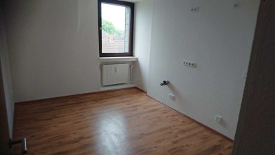 Attraktive und vollst. renovierte 3-Raum-Wohnung mit geh. Innenausstattung mit Balkon in Duisburg