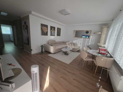 Stilvolle, modernisierte 3-Zimmer-Wohnung mit Balkon und Einbauküche in Mainz