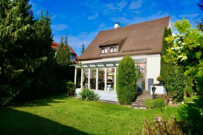 Charmantes Einfamilienhaus auf großem, uneinsehbarem sonnigen Grundstück
