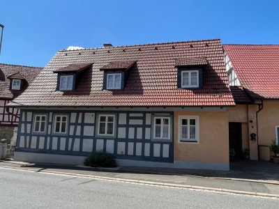 Ein Schmuckstück auf dem Land - Hübsches Fachwerkhaus mit zwei Garagen und schönem Garten