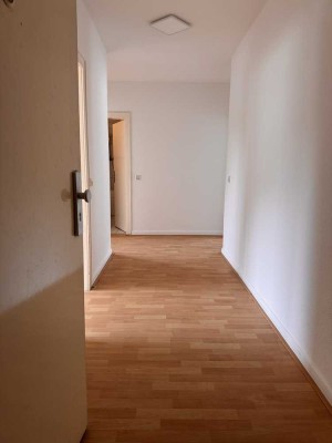 Helle, frisch renovierte 2,5-Zimmer-Wohnung mit Balkon in Duisburg-Rheinhausen