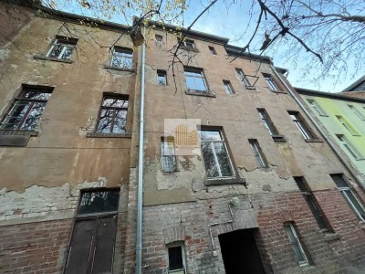 unsaniertes Denkmal geschütztes Mehrfamilienhaus mit großen Grundstück