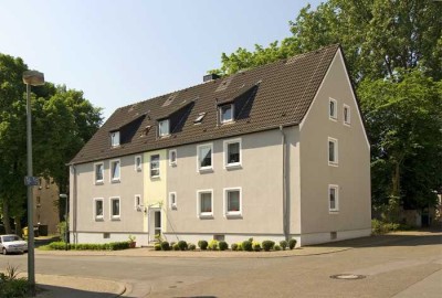 gemütliche Dachgeschoss Wohnung mit modernem Wannenbad