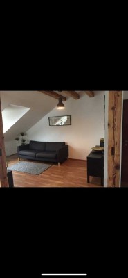 Attraktive Dachgeschosswohnung mit Einbauküche und Stellplatz. Ohne Maklerprovision