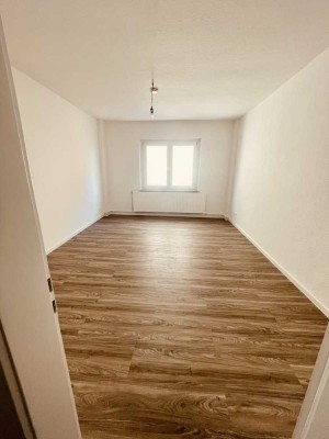 Großräumige helle 2-Zimmer-Wohnung - WG geeignet