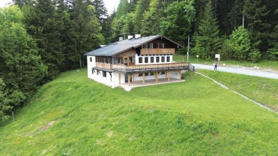 Sonniges Mehrfamilienhaus mit gewerb. Nutzung, großem Grundstück, Terrasse, Balkon & Doppelgarage