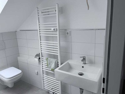 Frisch renovierte 2-Zimmer Dachgeschosswohnung in Hallstadt, optional mit Garage