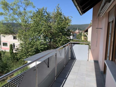 Modernisierte Wohnung mit vier Zimmern sowie Balkon und Einbauküche in Lohr