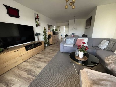 Modernisierte Wohnung mit drei Zimmern sowie Balkon und Einbauküche in Obertshausen