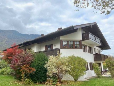 Charmante 2-Zimmer-Wohnung mit Balkon in zentraler Lage von Bad Reichenhall (1. Obergeschoss).