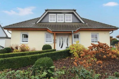 Gepflegtes Zuhause mit sonnigem Garten und Garage in Feldrandlage