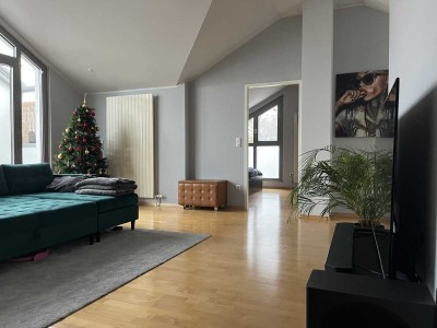 Geschmackvolle 2-Zimmer-Dachgeschosswohnung mit geh. Innenausstattung mit Balkon und EBK