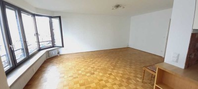 Attraktive, helle 4-Zimmer-Wohnung mit EBK und Balkon zum grünen Hinterhof in Nürnberg