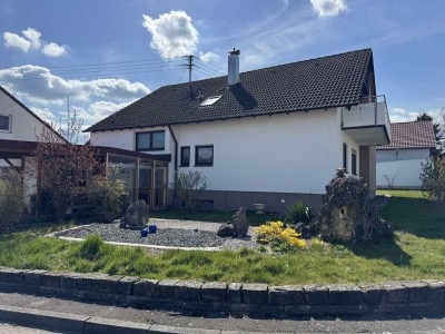 Ansprechendes Zweifamilienhaus mit Garage und Carport in ruhiger Lage in Aalen-Fachsenfeld