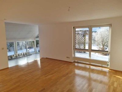 4,5-Zimmer-EG Wohnung in Zweifamilienhaus mit Garage, Wintergarten und  EBK ab sofort verfüg