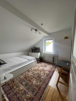 Stilvolle 2-Zimmer-DG-Wohnung in Düsseldorf