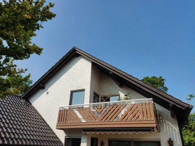 Sonnige, renovierte 4-Zimmer-DG-Wohnung mit Balkon, neuwertiger EBK und Einzelgarage