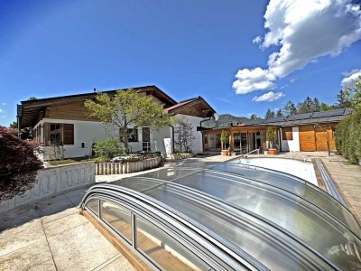 TRADITIONELLES LANDHAUS MIT POOL