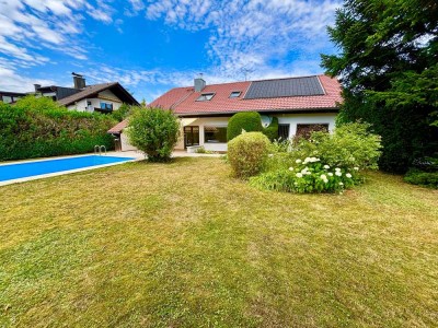 VON PRIVAT - Wohnen im GRÜNEN: Einfamilienhaus im Bungalowstil mit Pool, Garten und Einliegerwohnung