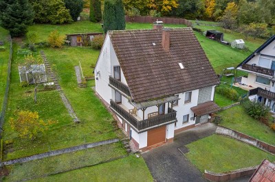 Panoramablick inklusive. Freistehendes Ein- Zweifamilienhaus mit großzügigem Grundstück