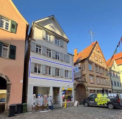 Gepflegte und vermietete 2-Zimmer-Wohnung in modernisiertem Gebäude direkt am Marktplatz