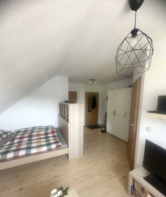 Gepflegte helle 1-Zimmer-DG-Wohnung mit Einbauküche