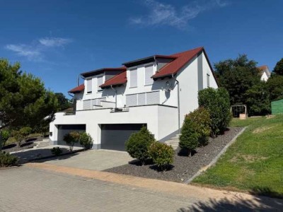 Moderne Doppelhaushälfte mit sehr großer Doppelgarage in ruhiger Lage