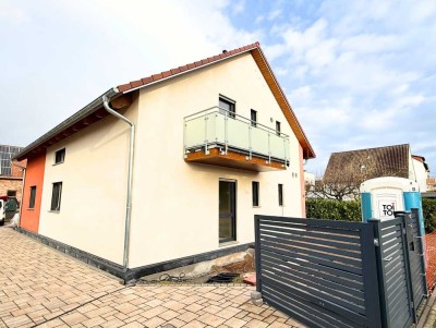 Moderner Dachgeschosstraum - Lichtdurchflutete 3-Zimmer-Wohnung mit hochwertiger Einbauküche; Balkon