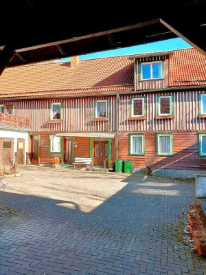 Großzügiges Mehrfamilienhaus mit Nebengelass und Entwicklungspotenzial in Stiege