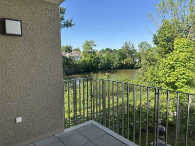 Idyllisch wohnen: Neubauwohnung mit Blick ins Grüne und auf den Weiher